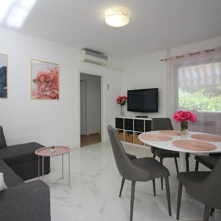 Modern Apartment Sabina With Nice Garden ポレッチ エクステリア 写真