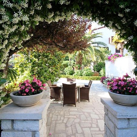 Modern Apartment Sabina With Nice Garden ポレッチ エクステリア 写真