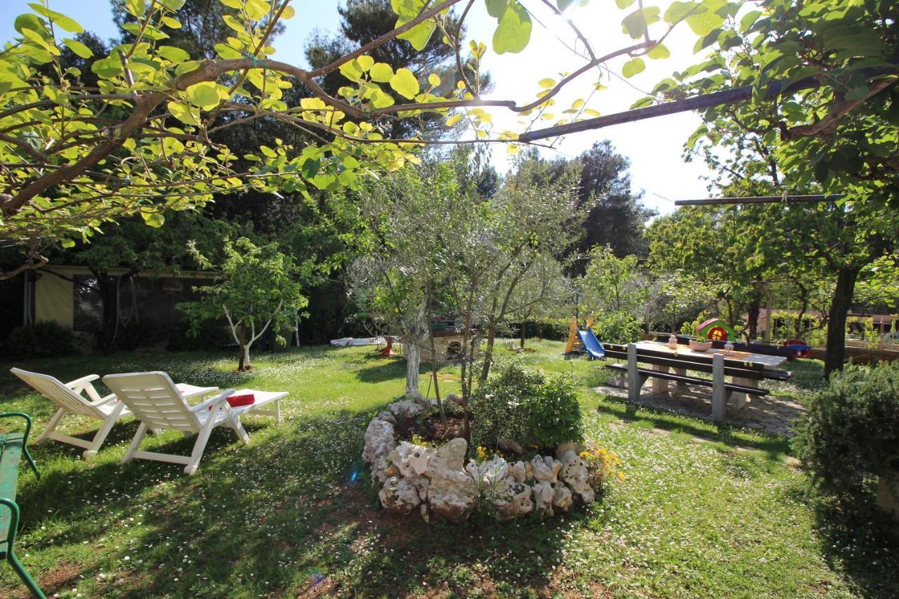 Modern Apartment Sabina With Nice Garden ポレッチ エクステリア 写真
