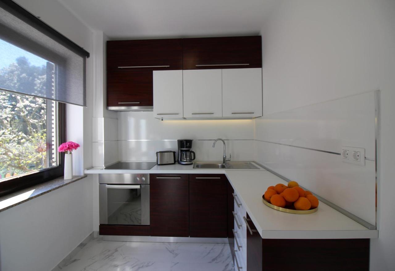 Modern Apartment Sabina With Nice Garden ポレッチ エクステリア 写真