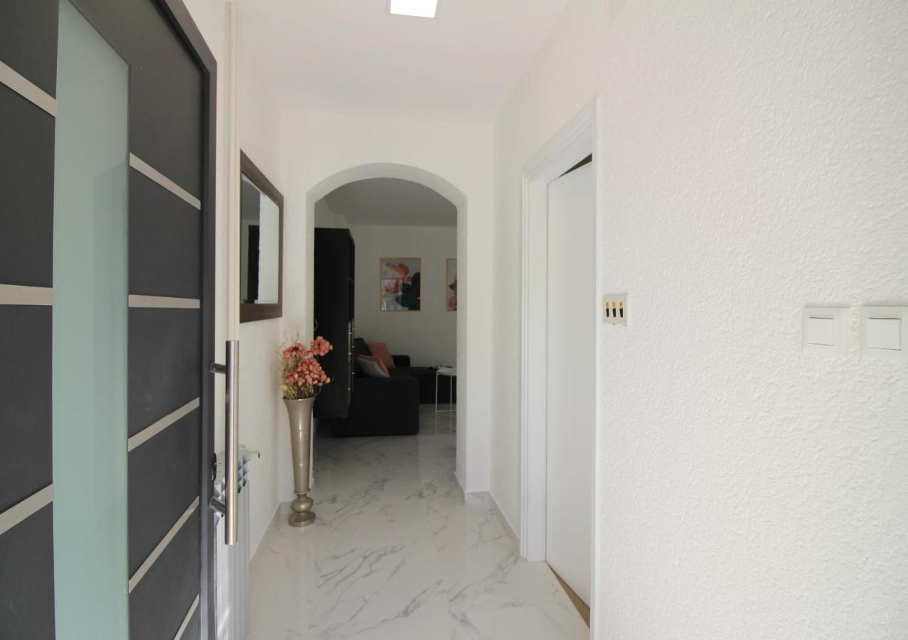 Modern Apartment Sabina With Nice Garden ポレッチ エクステリア 写真