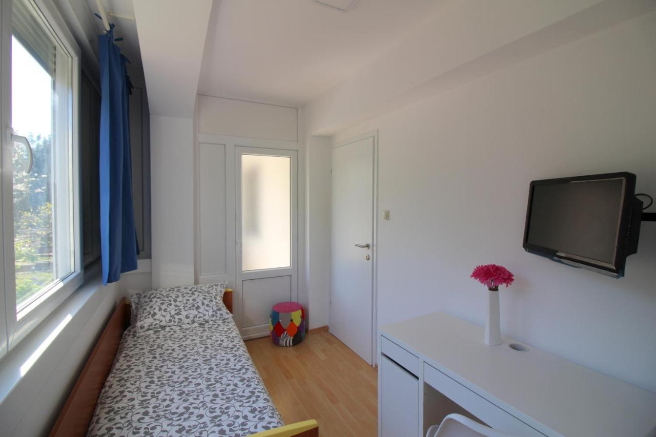 Modern Apartment Sabina With Nice Garden ポレッチ エクステリア 写真