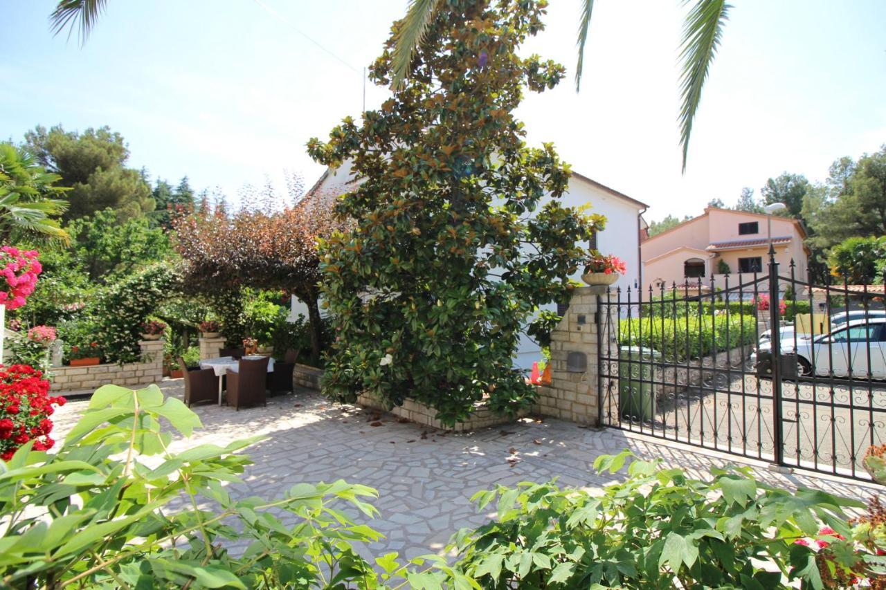 Modern Apartment Sabina With Nice Garden ポレッチ エクステリア 写真