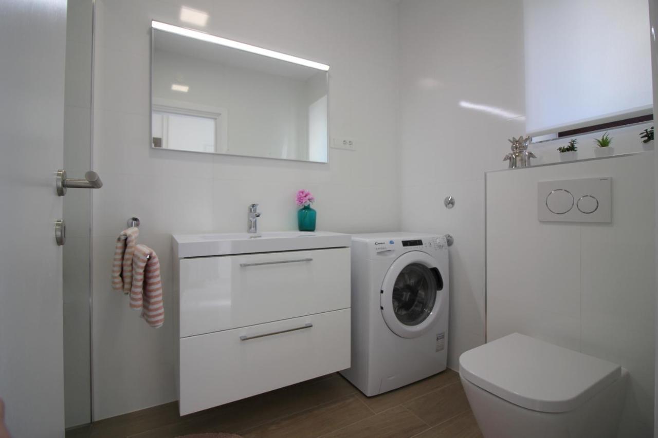 Modern Apartment Sabina With Nice Garden ポレッチ エクステリア 写真