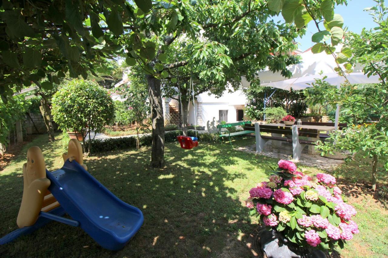 Modern Apartment Sabina With Nice Garden ポレッチ エクステリア 写真