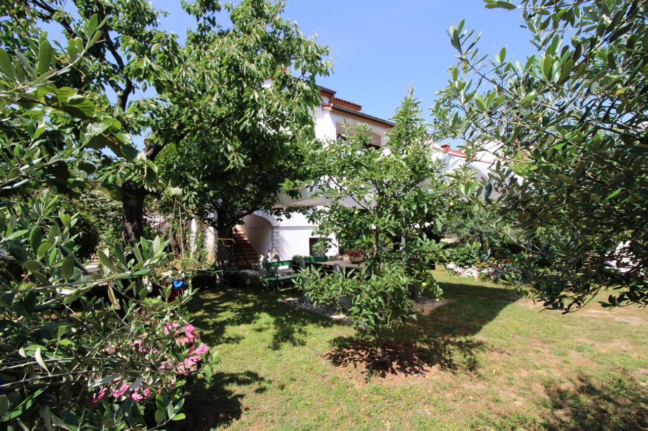Modern Apartment Sabina With Nice Garden ポレッチ エクステリア 写真