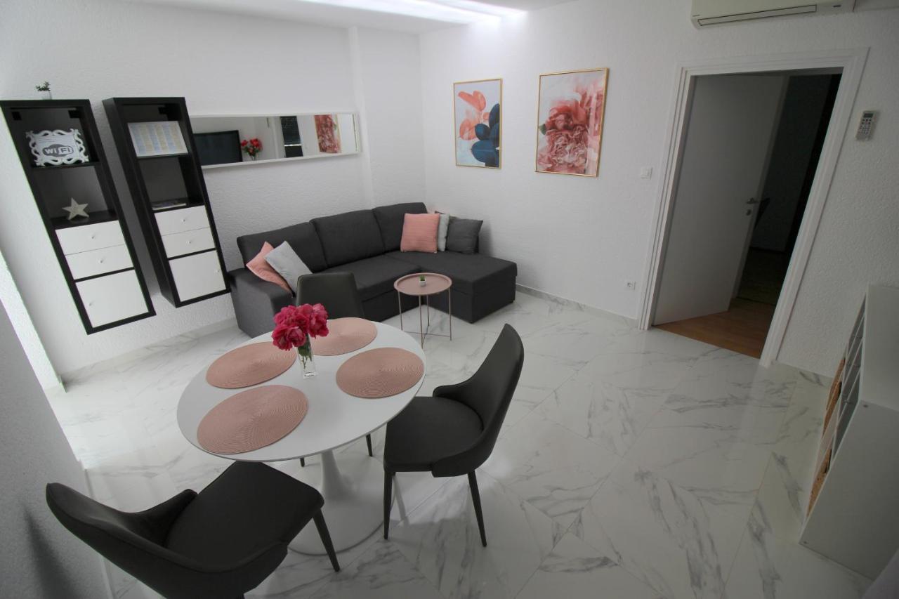 Modern Apartment Sabina With Nice Garden ポレッチ エクステリア 写真