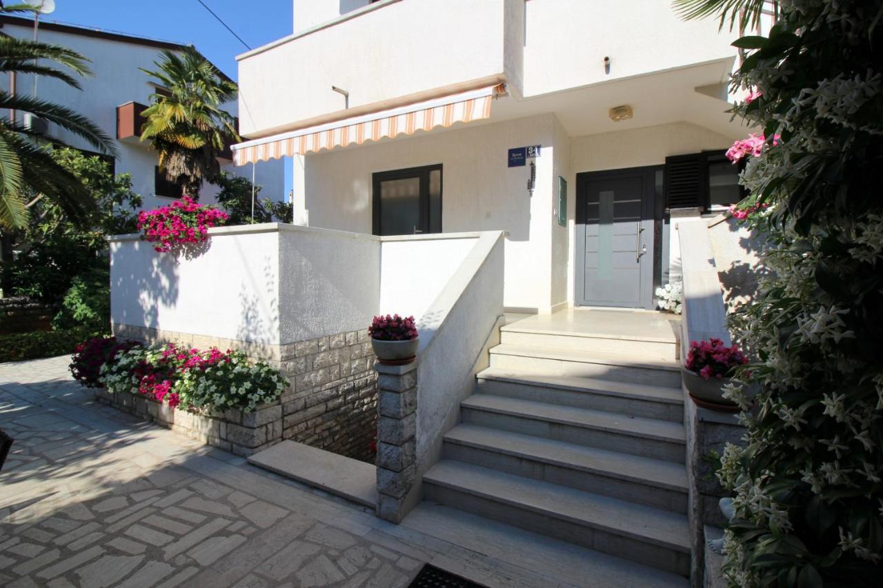 Modern Apartment Sabina With Nice Garden ポレッチ エクステリア 写真