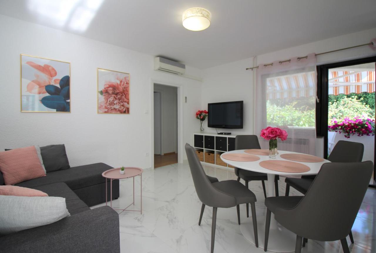 Modern Apartment Sabina With Nice Garden ポレッチ エクステリア 写真