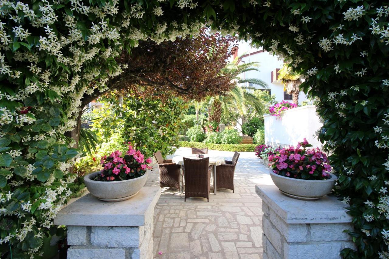 Modern Apartment Sabina With Nice Garden ポレッチ エクステリア 写真