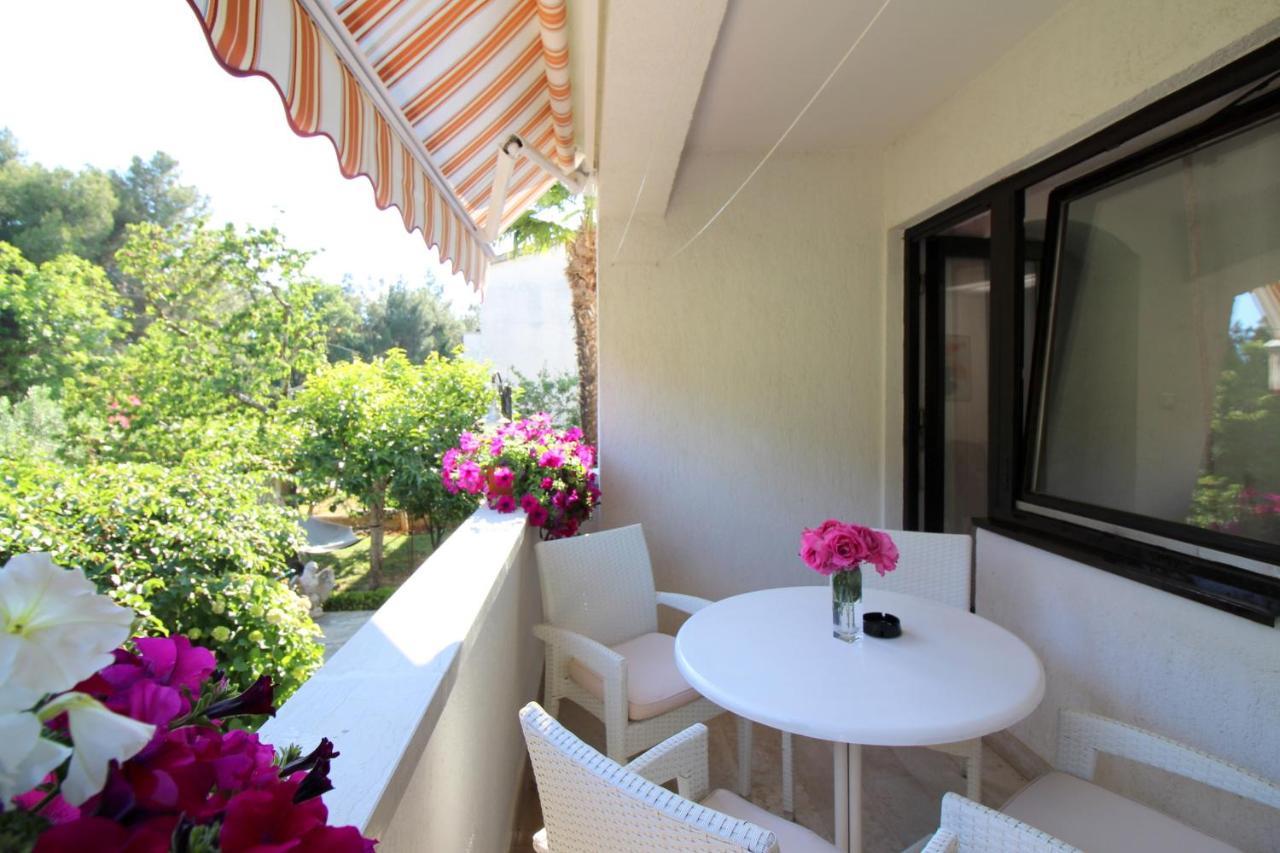 Modern Apartment Sabina With Nice Garden ポレッチ エクステリア 写真